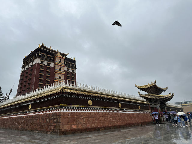 登上九層佛閣，俯瞰甘南的心靈秘境