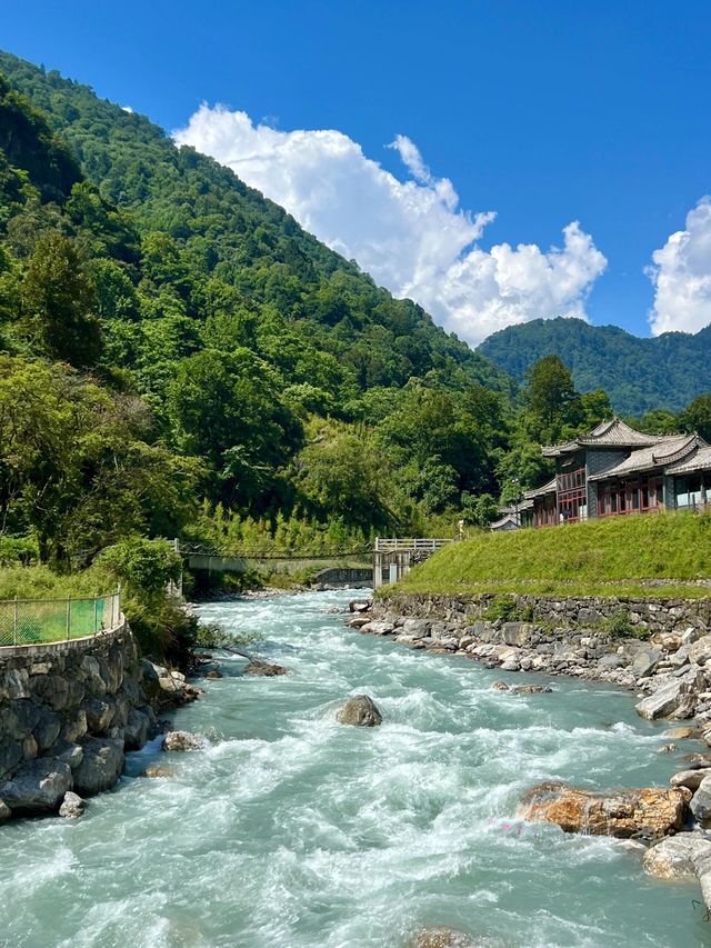 炎炎夏日，想逃離成都嘅酷熱？喇叭河呢個小眾避暑秘境，