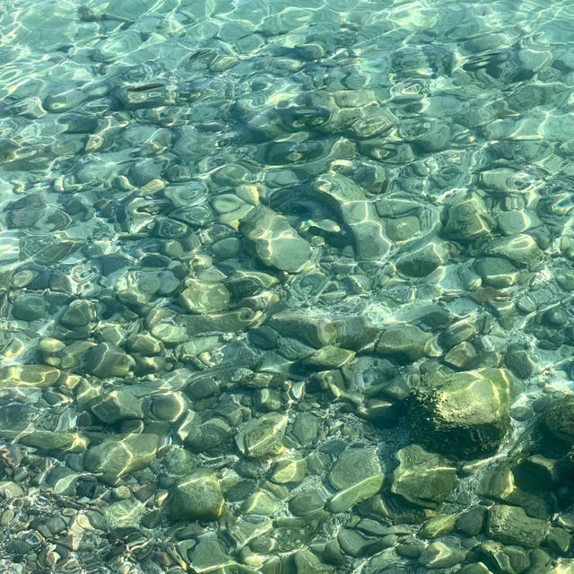 🌊西貢半月灣｜傳說中嘅玻璃果凍海！瞓住嘆日光浴超Chill～