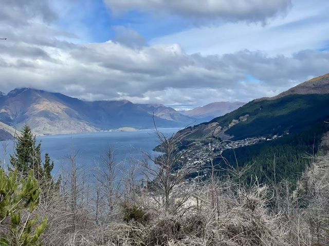 皇后鎮暴走全攻略｜乘百年蒸汽船闖入油畫山谷！免簽衝！