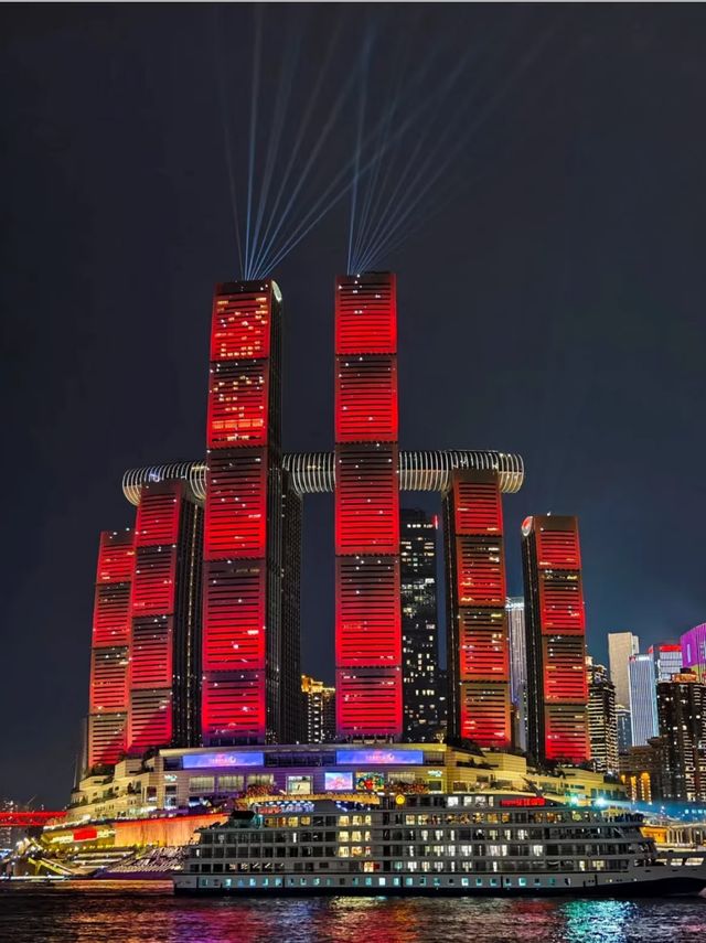 解放碑高空浸池酒店，瞓住睇洪崖洞夜景真係爽到爆！