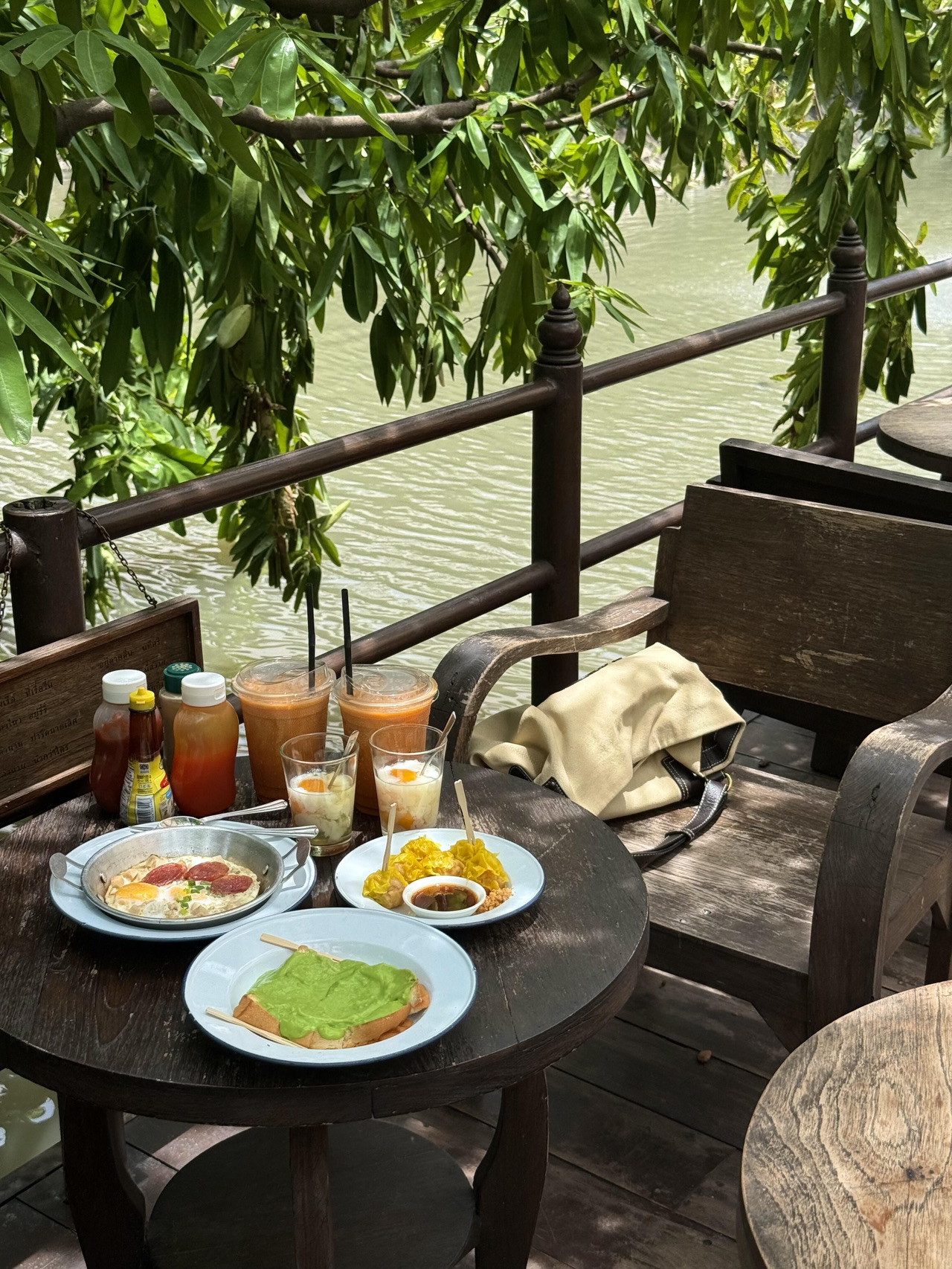 Bantu! Saya menemukan tempat sarapan tersembunyi di Bangkok ini, di mana kehijauan di bawah sinar matahari April langsung membersihkan jiwa yang lelah～rumput yang rimbun dan air danau yang berkilauan, dipadukan dengan sarapan tradisional Thailand, memberikan rasa kebahagiaan yang luar biasa!

Pesanlah seporsi ketan daun pandan dengan santan dan mangga, aroma manis dan asamnya mekar di lidah Anda🥭 Teh bunga telang dingin yang disajikan dalam cangkir anyaman bambu sangat atmosferik hanya untuk foto! Angin sepoi-sepoi menyapu permukaan danau, bayangan pohon bergoyang, duduk di atas tikar piknik sambil perlahan menikmati makanan, waktu seolah berhenti～

Dibandingkan dengan area wisata yang ramai, tempat ini adalah harta karun yang tenang di tengah keramaian! Kicauan burung pagi dan tawa para pelari pagi, setiap bingkai terlihat seperti adegan film～sangat disarankan memakai pakaian berwarna terang, sempurna untuk foto dengan latar hijau dan danau!

Lain kali Anda datang ke Bangkok, pastikan untuk menambahkan sarapan di taman ini ke daftar yang harus dilakukan!💖 Ketika kota terasa penuh sesak dan menegangkan, datanglah ke sini untuk menemukan momen kedamaian～