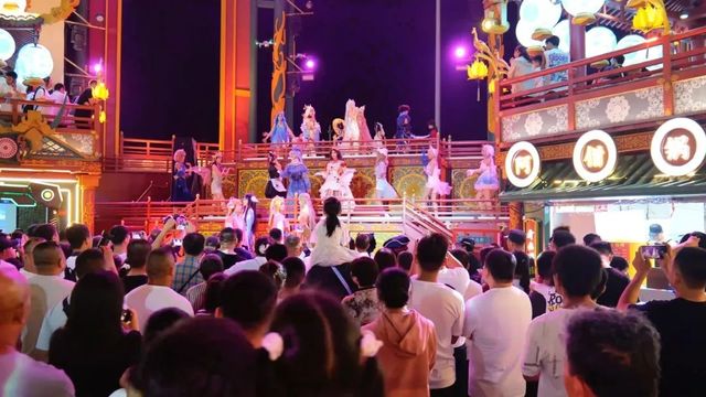 青島明月·山海間兩週年狂歡，無人機天幕秀點亮盛夏