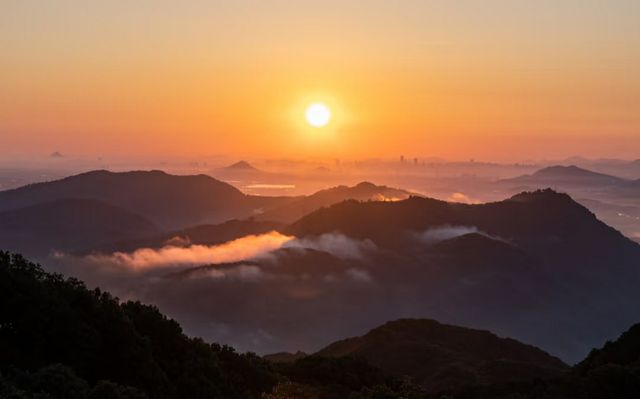 晨鐘暮鼓，香爐峰登高尋禪