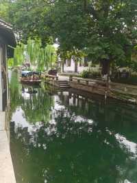 去周莊水鄉打開時光隧道，三天漫遊千年古鎮，每一幀都是水墨畫卷般的美  住宿Tips： 牆裂安利