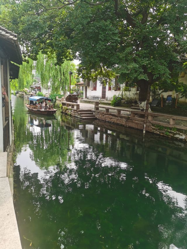 去周莊水鄉打開時光隧道，三天漫遊千年古鎮，每一幀都是水墨畫卷般的美  住宿Tips： 牆裂安利