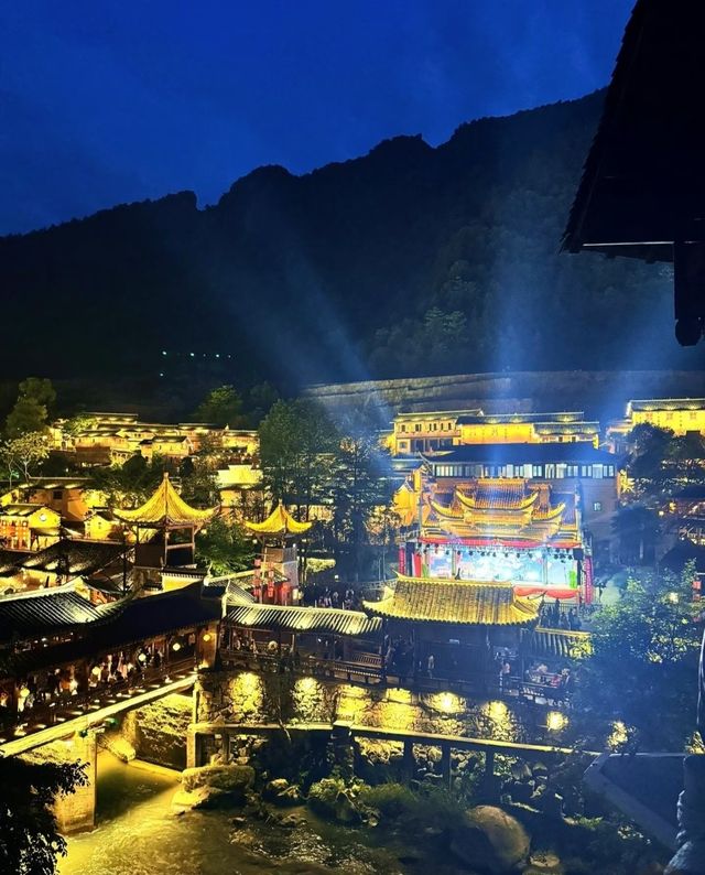 嚟上饒必打卡嘅仙俠世界！望仙谷真係太正喇，懸崖上嘅古村落，夜景靚到窒息～跟住呢條攻略玩，輕鬆ge