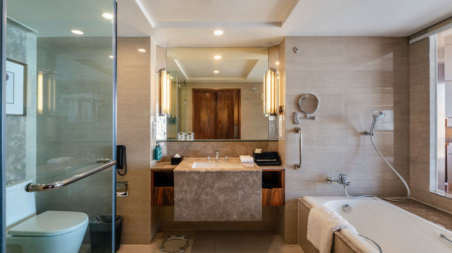 Discovering a New Gem in Kunming! The Ultimate Combo: Dongfeng Square + Crowne Plaza Hotel 