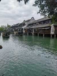 搖櫓舟聽雨眠！桐鄉烏鎮48h吃逛拍全攻略  煙雨江南的終極打開方式！ 青瓦白牆、石板巷弄