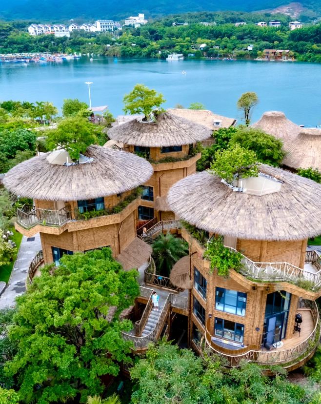 Taman Air Hutan Laut kini secara resmi membuka mode operasional pemandian air panas! Taman ini dengan penuh perhatian menyediakan loker gratis, tempat parkir, handuk, sandal, teh, dan buah untuk setiap pengunjung yang membeli tiket, sehingga Anda tidak perlu membawa barang berlebih dan dapat memulai perjalanan bermain dengan mudah. Setiap orang dewasa yang membeli tiket juga dapat membawa gratis 2 anak di bawah 1,5 meter, membuat liburan keluarga lebih nyaman. Selama musim pemandian air panas, pengalaman di taman ditingkatkan secara menyeluruh: taman air dalam ruangan dibuka dengan suhu konstan, 48 kolam rendam air panas asli 100% yang kaya silika tersedia untuk dinikmati, serta ada perahu Danau Tianyang, menangkap ikan dan udang bersama anak, kolam renang tanpa batas, dan pantai pasir putih dengan pohon kelapa yang beragam. Baik untuk relaksasi, menikmati waktu bersama keluarga, atau merasakan suasana romantis pohon kelapa, tempat ini dapat memenuhi kebutuhan Anda. Sebelum 31 Oktober, harap masuk melalui pintu selatan taman (pintu utama), mulai 1 November akan dialihkan ke pintu masuk sementara nomor 1. Ayo datang ke Taman Air Hutan Laut dan mulai perjalanan pemandian air panas yang hangat dan menyenangkan!