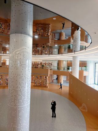 The lakeside library next to Sanxingdui is too...