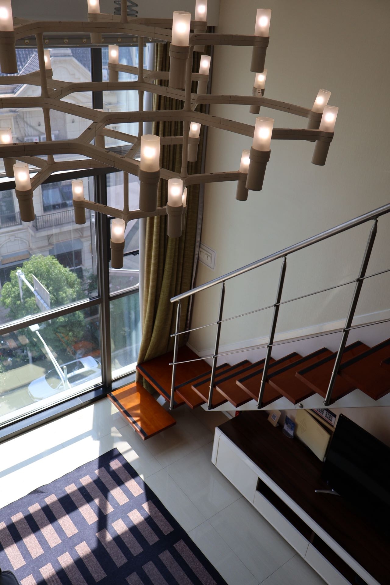  I really love this kind of LOFT homestay! It doesn’t have the constraints of a hotel; it feels like having your own little nest while traveling—cozy and healing.  
After a tiring day out, you can come back, do some laundry, cook a meal, and relax on the sofa—it truly feels like home.  
The little details are so touching, even the laundry detergent is thoughtfully provided. After staying once, you’ll fall completely in love and choose LOFT again for your next trip!  

I sincerely recommend first-timers to go straight for this one—no risks, great value, perfect for photos, and once you stay, you’ll love it 😭  
