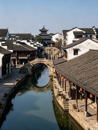 Strolling through Keqiao Ancient Town is like stepping into a thousand-year-old Jiangnan landscape painting. This culturally rich town, dating back to the Eastern Han Dynasty, is named after Keting Pavilion and prospered along the Grand Canal.
