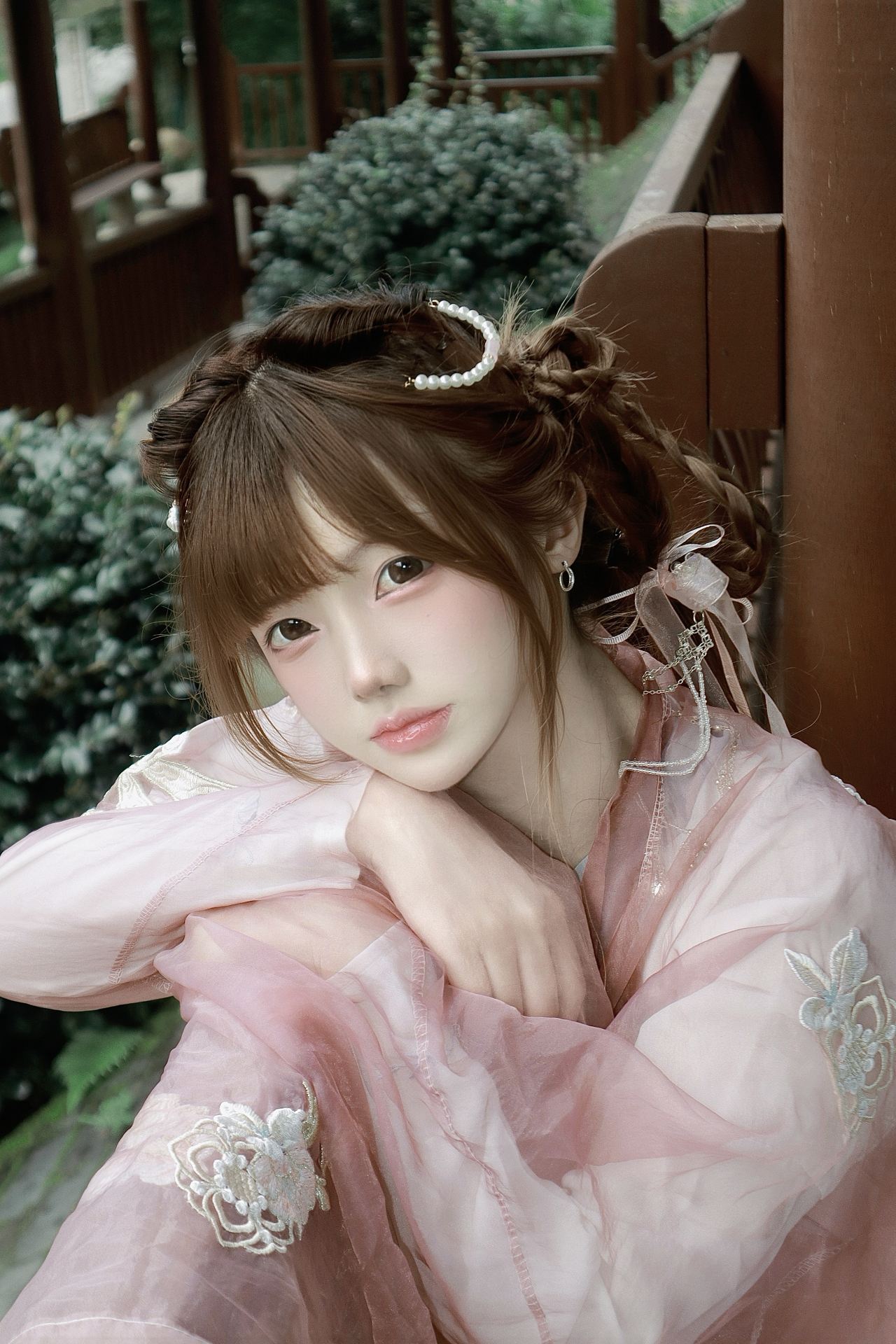 Dressed in pink, drifting into Jiangnan in a dream