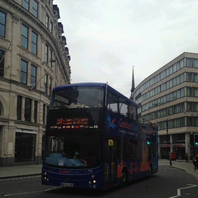 ロンドン観光　ピカデリー・サーカス付近　トラファルガー広場　ネルソン総督像とライオンの像　