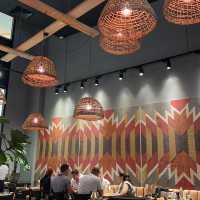 「Dubai Mall夜晚噴泉下非洲餐廳，觀景位置最佳！」