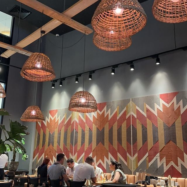 「Dubai Mall夜晚噴泉下非洲餐廳，觀景位置最佳！」