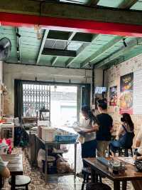 โรงกลั่นเนื้อ ร้านก๋วยเตี๋ยวเนื้อคิวยาวบนถนนทรงวาด