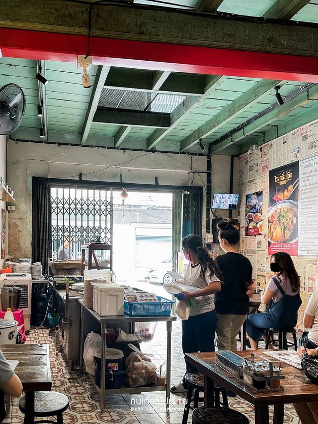 โรงกลั่นเนื้อ ร้านก๋วยเตี๋ยวเนื้อคิวยาวบนถนนทรงวาด