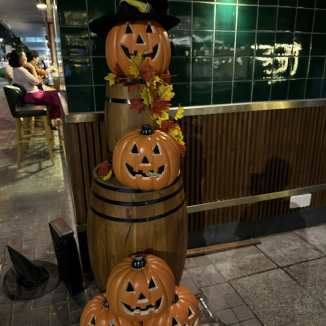 企鵝朋友萬聖節到酒吧餐廳狂歡