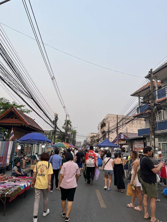 ถนนคนเดินวัวลาย ไม่มีวัว แต่มีของกินเยอะมากก
