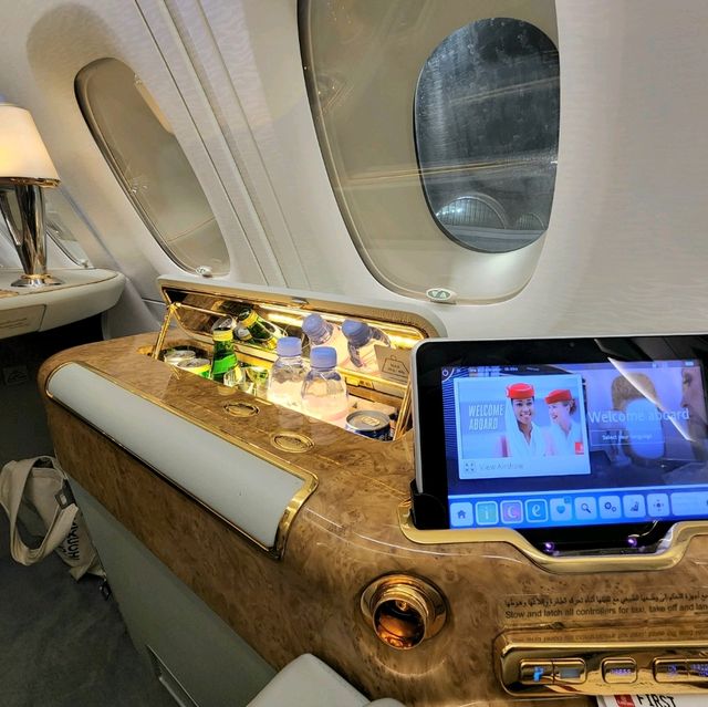 รีวิว First Class สายการบิน Emirates Airlines
