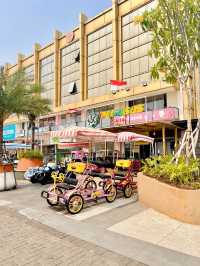The 🌍’s First Over-Water Retail & Dining🛍️