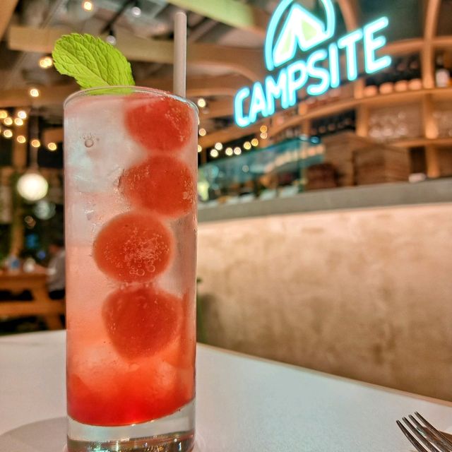 露營主題餐廳，燒朱古力棉花糖