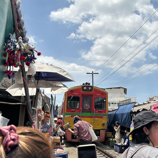 ถึงแล้ว ตลาดร่มหุบ 🚂🌻