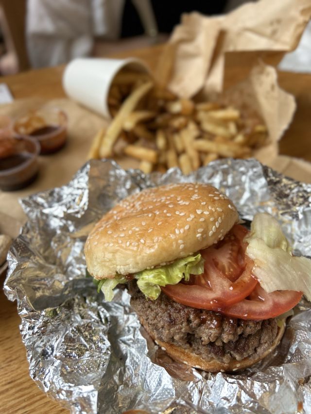 ［香港］ FIVE GUYS🇭🇰｜香港必吃美國連鎖速食店 漢堡超juicy🤤 
