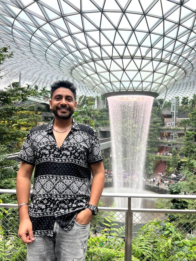 World's tallest indoor waterfall at Changi 🤩