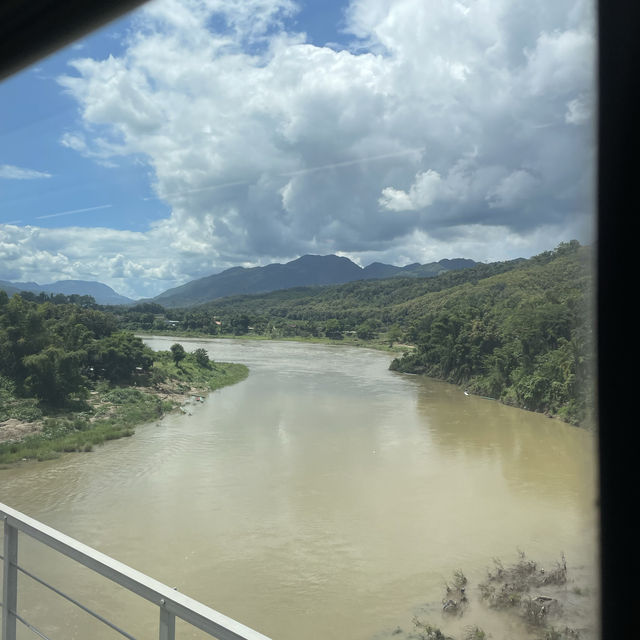 中国ラオス鉄道でヴァンビエンへの一泊旅