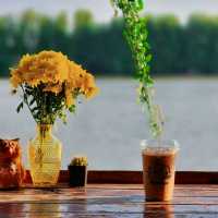 ร้านกาแฟริม​แม่น้ำบางปะกง