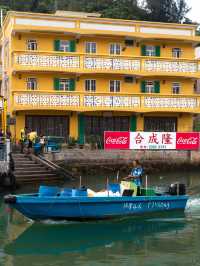 Explore the scenic fishing village of Tai O in Hong Kong! 📷