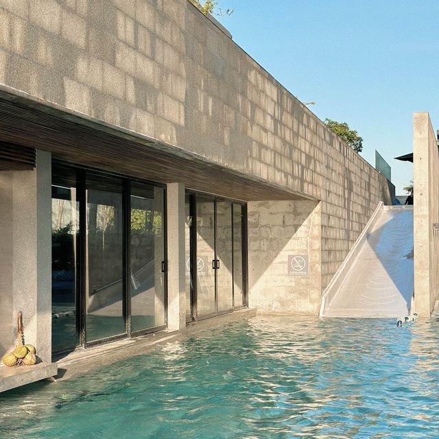 โรงแรมติดริมทะเล ANA ANAN Pattaya สระว่ายน้ำลอยฟ้า