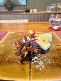 那珂川のせせらぎを背に創作に満ちたお料理が魅力