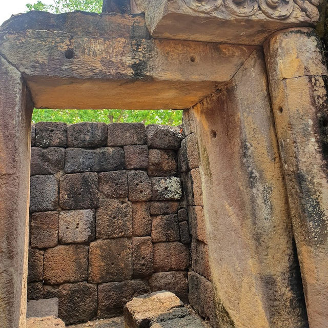ปราสาทหินสระกำแพงน้อย 