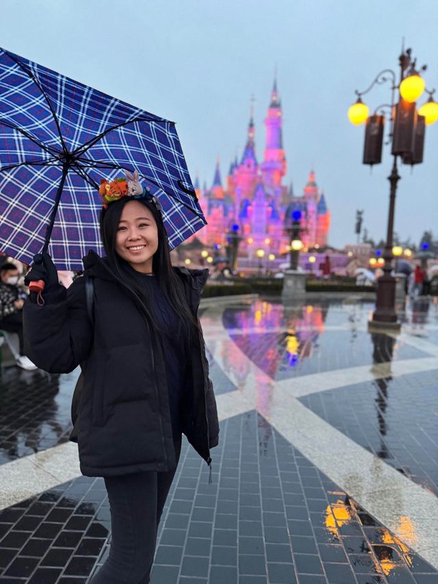 Raining in Disneyland is the best time😅