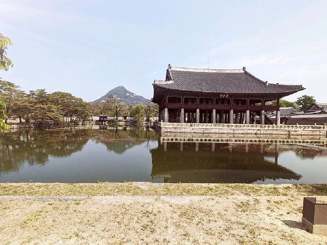 Visit Gyeongbokgung Palace 