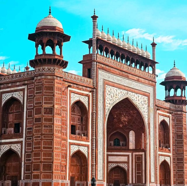 The Grand Entrance: Darwaza-i-Rauza
