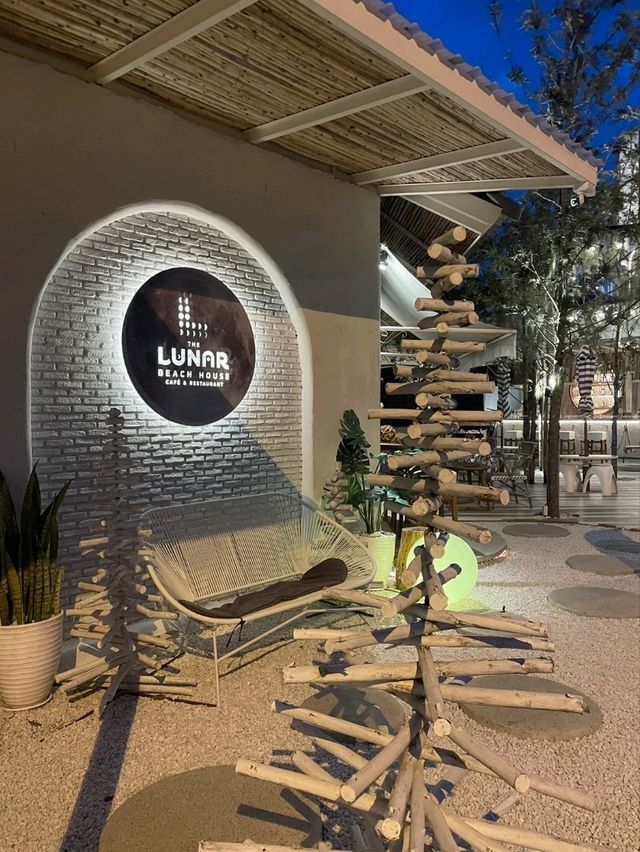 The Lunar Beach House คาเฟ่ริมผา - ชลบุรี