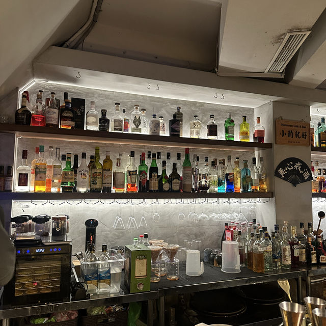 ไปนั่งจิบ Cocktails ที่ Nonsense Cafe & Bar - Wuch