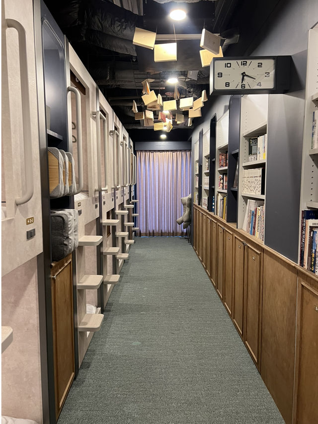 本に囲まれながら泊まれるカプセルホテル📚