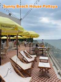 Sunny Beach House Pattaya คาเฟ่สีเหลืองริมทะเล