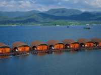  ที่พักหรูบนแพกาญจนบุรี บรรจากาศดีมีบ่อปลาคราฟ