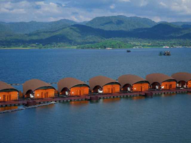  ที่พักหรูบนแพกาญจนบุรี บรรจากาศดีมีบ่อปลาคราฟ