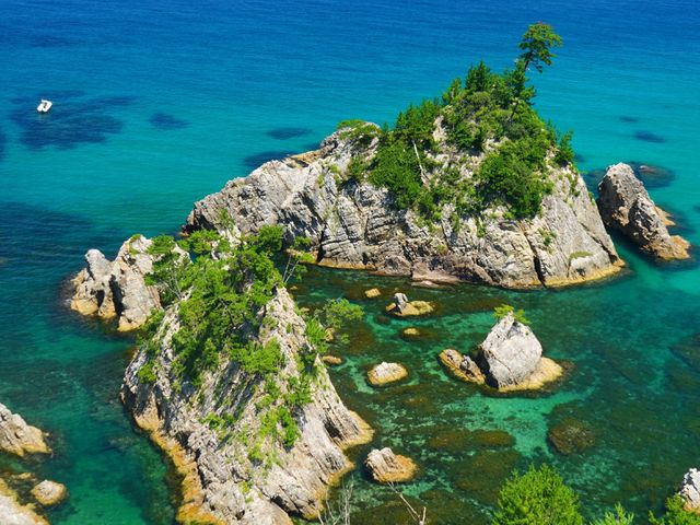 【鳥取県】海外のような美しいマリンブルー！「浦富海岸」
