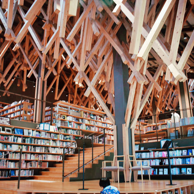【四国】隈研吾氏設計の公共図書館「雲の上の図書館」に行ってきた📖📕📚