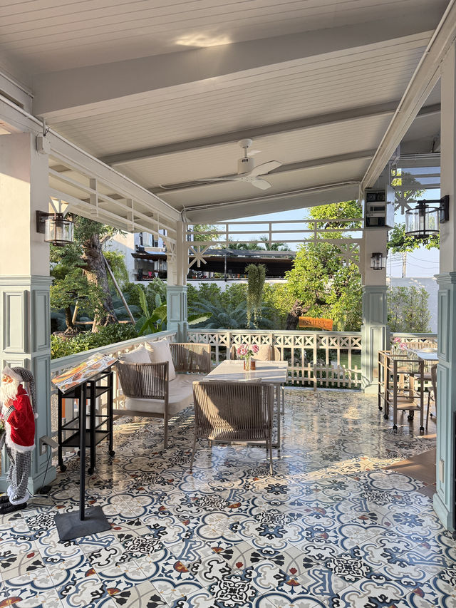 Moon river silk dining restaurant 