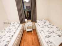 Litla-Hof Guesthouse在寬闊草原上的小木屋